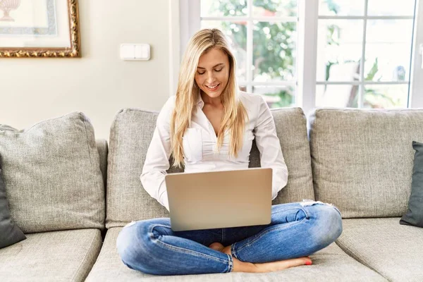 Ung Blond Kvinna Som Använder Laptop Sitter Soffan Hemma — Stockfoto
