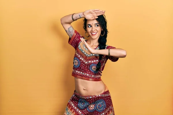Νεαρή Ινδή Που Φοράει Παραδοσιακή Στολή Χορεύτριας Χορεύοντας Εξωτικό Ανατολίτικο — Φωτογραφία Αρχείου
