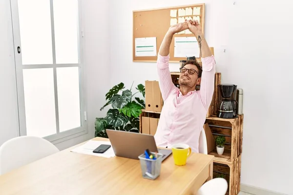 Νεαρός Ισπανός Που Απλώνει Χέρια Του Δουλεύοντας Στο Γραφείο — Φωτογραφία Αρχείου