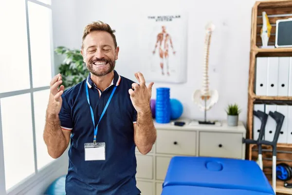 Der Physiotherapeut Mittleren Alters Der Der Schmerzklinik Arbeitet Gestikuliert Mit — Stockfoto