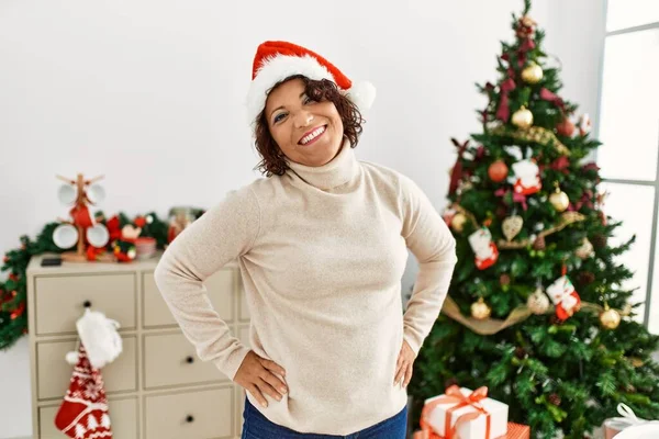 Hispanische Frau Mittleren Alters Lächelt Glücklich Mit Weihnachtsmütze Die Hause — Stockfoto