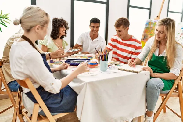 Grupo Pessoas Sorrindo Desenho Feliz Sentado Mesa Estúdio Arte — Fotografia de Stock