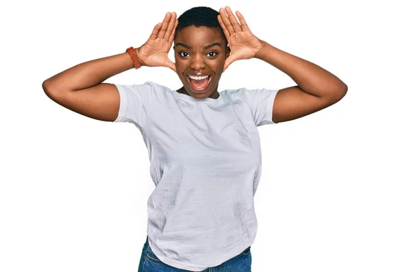 Joven Mujer Afroamericana Vistiendo Camiseta Blanca Casual Sonriendo Alegre Jugando — Foto de Stock
