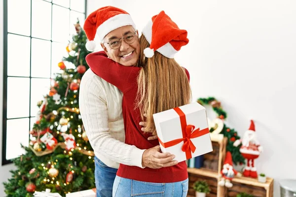 Μεσαίωνας Ισπανικό Ζευγάρι Χαμογελά Χαρούμενος Και Αγκαλιάζει Κρατώντας Χριστουγεννιάτικο Δώρο — Φωτογραφία Αρχείου