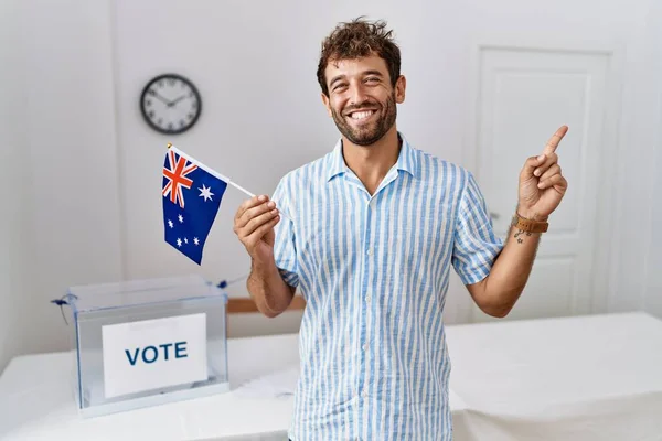 Jonge Knappe Man Bij Politieke Campagne Verkiezing Met Australische Vlag — Stockfoto