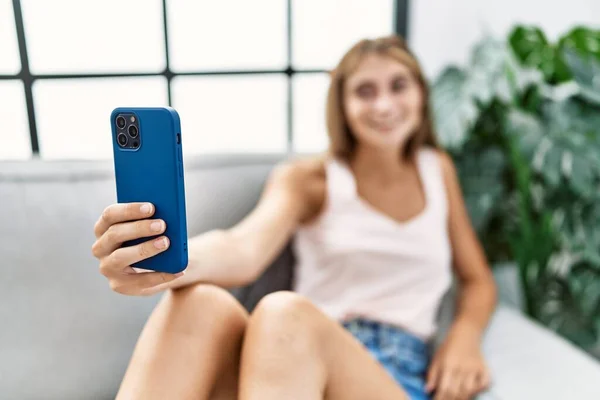 Młoda Biała Kobieta Uśmiecha Się Pewnie Robiąc Selfie Przez Smartfona — Zdjęcie stockowe