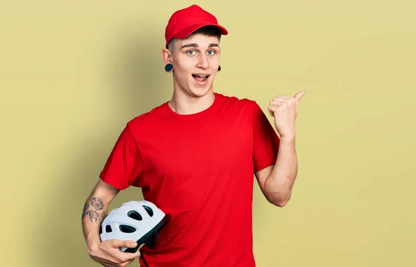 Menino Caucasiano Jovem Com Dilatação Dos Ouvidos Usando Uniforme Entrega — Fotografia de Stock