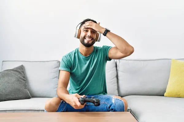 Snygg Hispanic Man Bär Hörlurar Spelar Spel Innehav Controller Stressad — Stockfoto