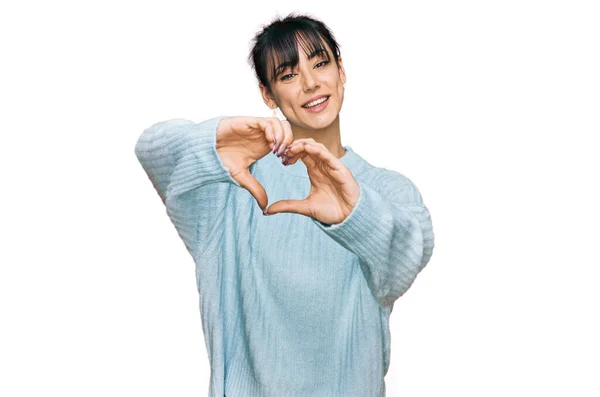 Mladá Hispánka Neformálním Oblečení Usmívající Lásce Dělá Rukou Symbol Srdce — Stock fotografie