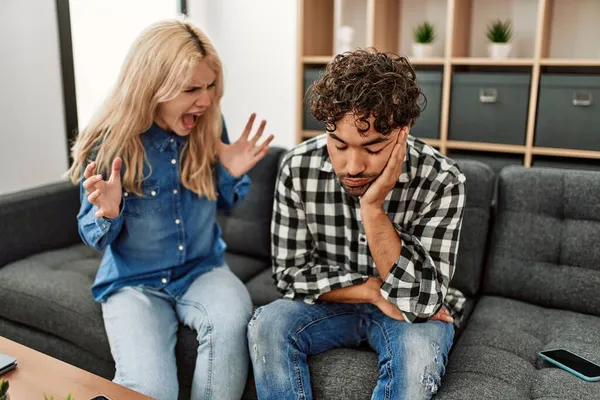 Jong Stel Zit Bank Thuis Discussiëren — Stockfoto