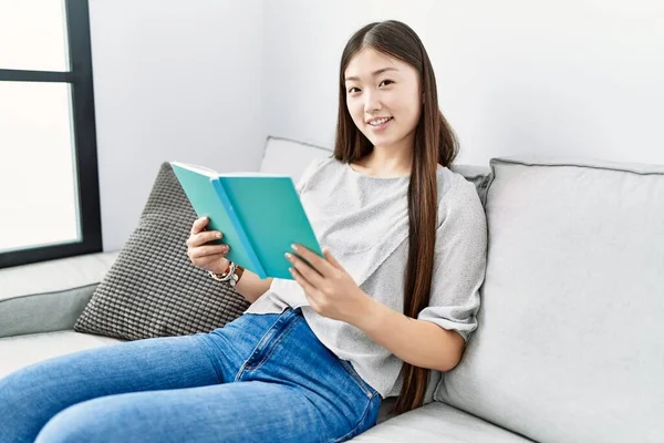 Ung Asiatisk Kvinna Läser Bok Vardagsrummet — Stockfoto