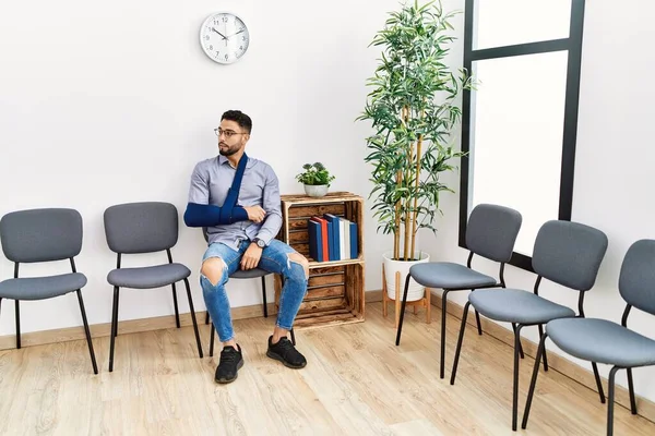 Ung Arab Man Sitter Stol Med Arm Lyftsele Kliniken Väntrum — Stockfoto