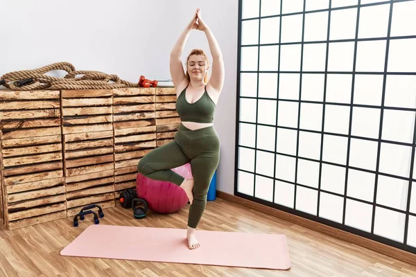 Jeune Rousse Femme Souriant Entraînement Confiant Yoga Centre Sportif — Photo