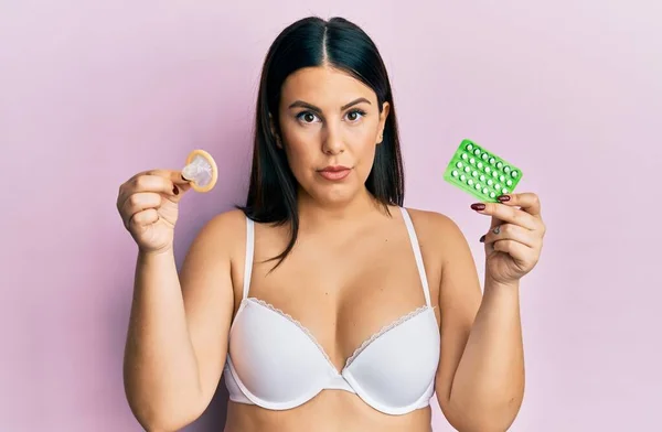 Güzel Esmer Kadın Elinde Prezervatif Doğum Kontrol Hapları Tutarken Yüzünde — Stok fotoğraf