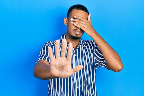 Ung Afrikansk Amerikansk Man Bär Tillfälliga Kläder Täcker Ögon Med — Stockfoto