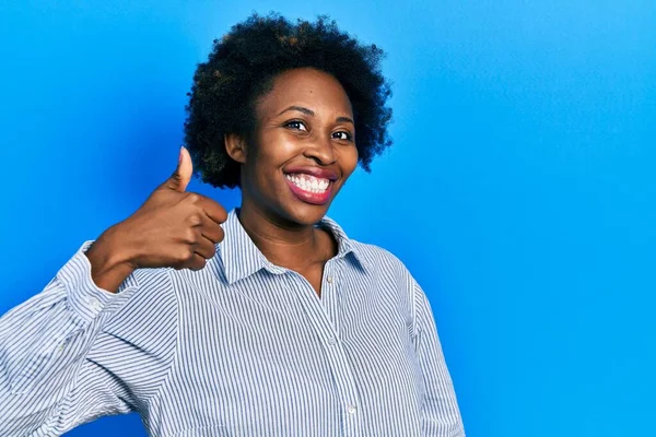 Ung Afrikansk Amerikansk Kvinna Klädd Vardagskläder Gör Glada Tummen Upp — Stockfoto
