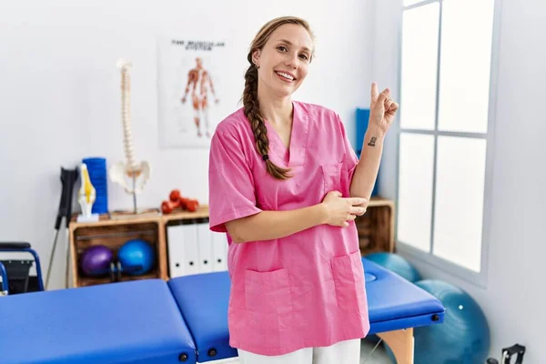 Mujer Rubia Joven Que Trabaja Clínica Recuperación Del Dolor Sonriendo — Foto de Stock