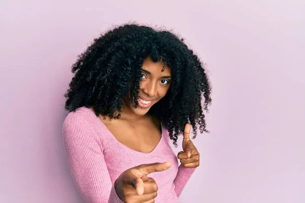 Africká Američanka Afro Vlasy Sobě Ležérní Růžová Košile Ukazuje Prsty — Stock fotografie