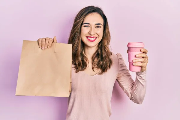 Ung Latinamerikansk Flicka Håller Bort Papperspåse Och Kaffe Leende Med — Stockfoto