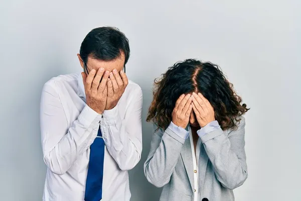 泣きながら手で顔を覆い悲しい表情で営業所制服を着た中年夫婦と男 うつ病の概念 — ストック写真
