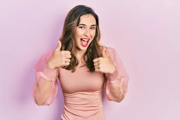 Ung Latinamerikansk Flicka Bär Casual Kläder Framgång Tecken Gör Positiv — Stockfoto