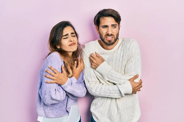 Jovem Casal Hispânico Vestindo Roupas Casuais Tremendo Congelamento Para Inverno — Fotografia de Stock