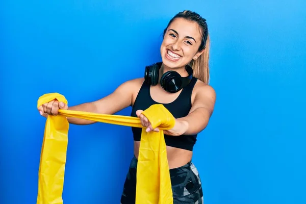 Hermosa Mujer Hispana Entrenando Resistencia Del Brazo Con Banda Elástica — Foto de Stock