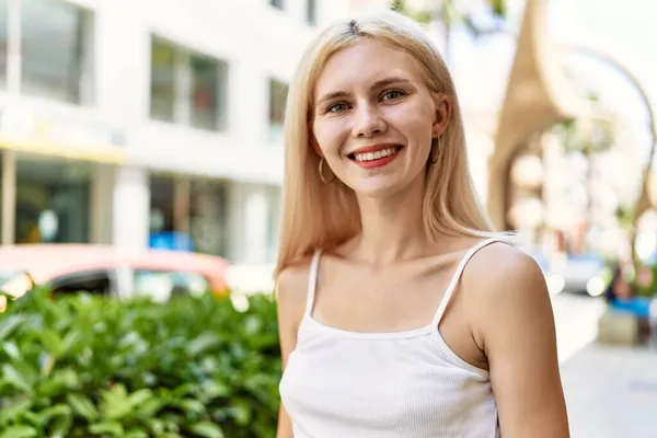 Jovem Loira Sorrindo Feliz Cidade — Fotografia de Stock