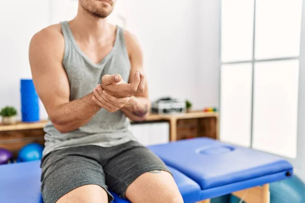 Junger Hispanischer Mann Leidet Unter Handschmerzen Sitzt Klinik Auf Massagebrett — Stockfoto