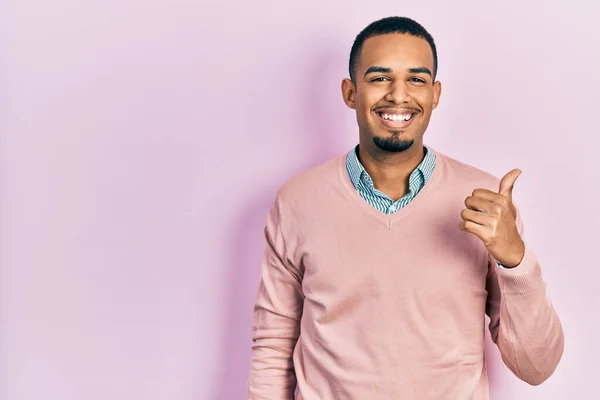 Junger Afrikanisch Amerikanischer Mann Eleganter Kleidung Der Glücklich Und Positiv — Stockfoto