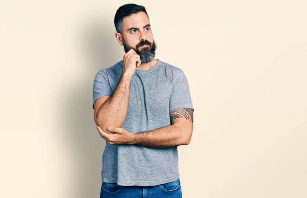 Ισπανόφωνος Άντρας Γενειάδα Φορώντας Γκρι Μπλουζάκι Σκεπτόμενος Συγκεντρωμένος Για Την — Φωτογραφία Αρχείου
