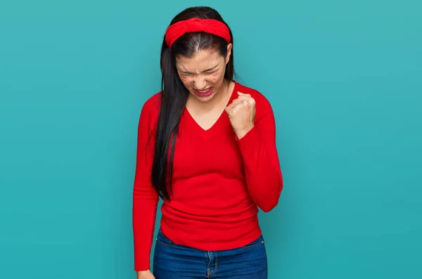 Joven Mujer Hispana Vestida Con Ropa Casual Enojada Loca Levantando — Foto de Stock