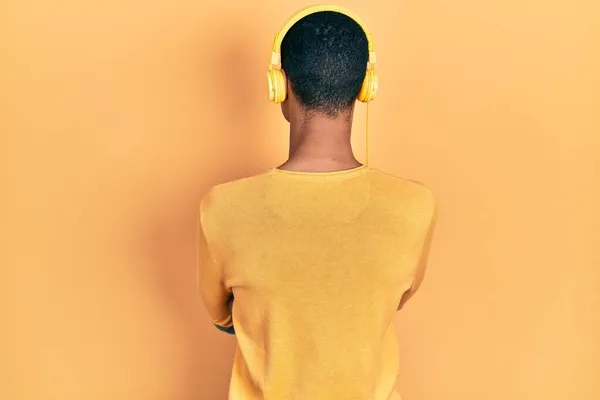 Ung Afrikansk Amerikansk Kille Lyssnar Musik Med Hörlurar Som Står — Stockfoto