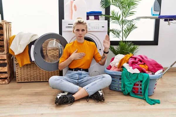 Jonge Blonde Vrouw Doen Wasgoed Zitten Door Wasmachine Vloeken Met — Stockfoto