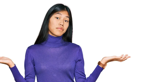 Belle Jeune Femme Asiatique Portant Des Vêtements Décontractés Expression Désemparée — Photo