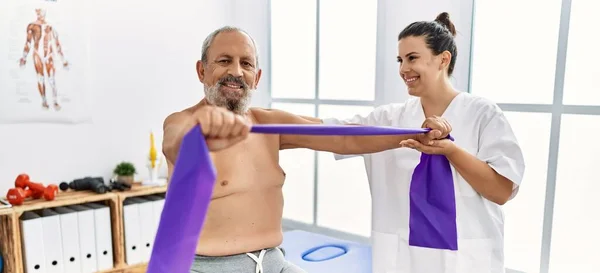 Fisioterapista Paziente Sorridente Fiducioso Avere Una Sessione Riabilitazione Con Elastico — Foto Stock