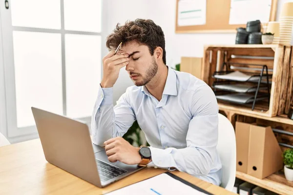 Young Hispanic Businessman Overworked Working Office — Stock Photo, Image