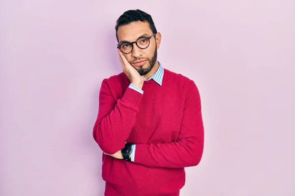 Hombre Hispano Con Barba Vistiendo Camisa Negocios Gafas Pensando Que —  Fotos de Stock