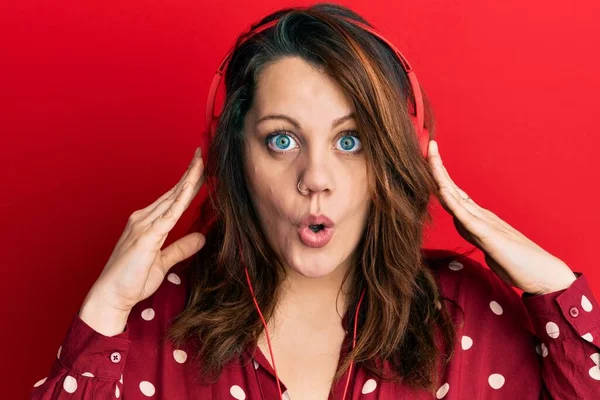 Mujer Joven Caucásica Escuchando Música Usando Auriculares Asustados Conmocionados Con —  Fotos de Stock