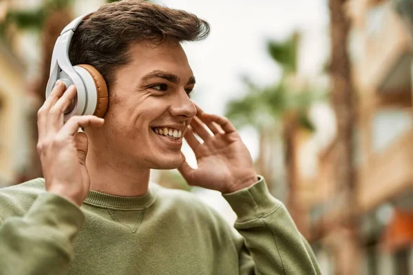 Молодий Іспаномовний Чоловік Посміхається Щасливим Використовуючи Навушники Місті — стокове фото