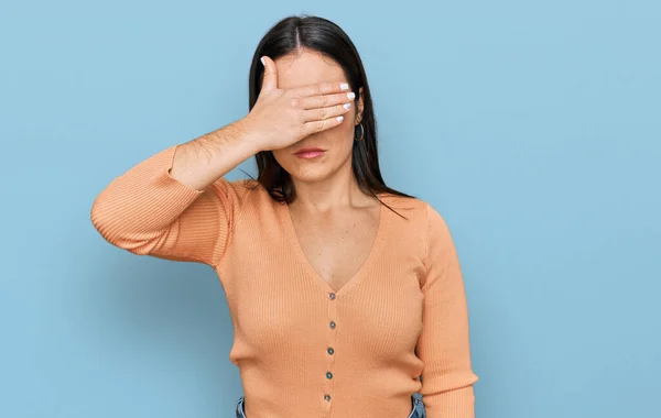 Mujer Hispana Joven Vestida Con Ropa Casual Cubriendo Los Ojos — Foto de Stock