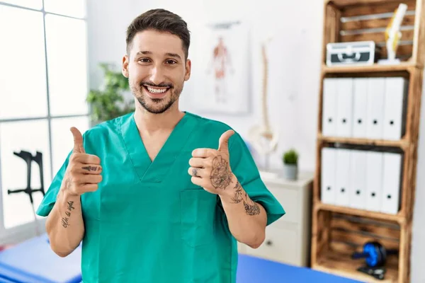 Der Junge Physiotherapeut Der Der Schmerzklinik Arbeitet Macht Eine Positive — Stockfoto