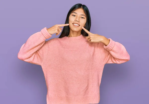 스웨터를 손가락 입으로 명랑하게 아름답고 이시아 건강에 — 스톡 사진