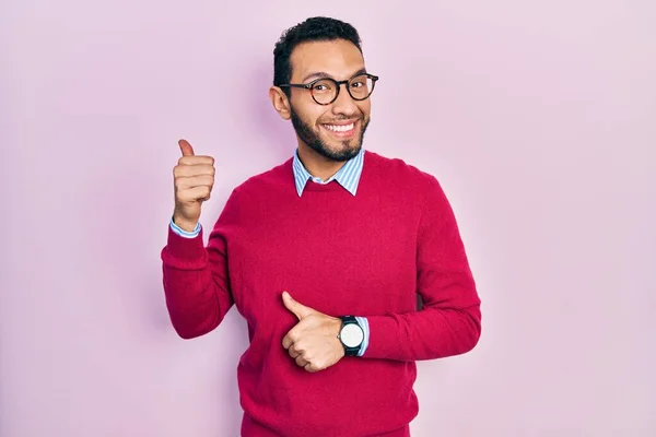 Homem Hispânico Com Barba Vestindo Camisa Negócios Óculos Apontando Para — Fotografia de Stock