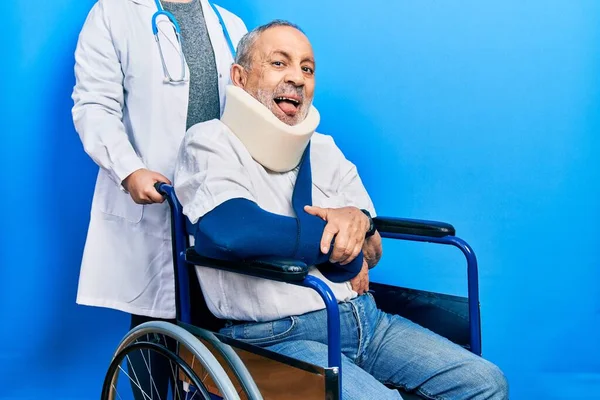 Przystojny Starszy Pan Brodą Siedzący Wózku Inwalidzkim Kołnierzykiem Szyi Wystający — Zdjęcie stockowe