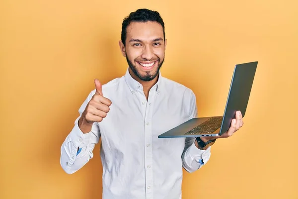Spanyol Férfi Szakállas Dolgozik Számítógépes Laptop Mosolyogva Boldog Pozitív Hüvelykujj — Stock Fotó