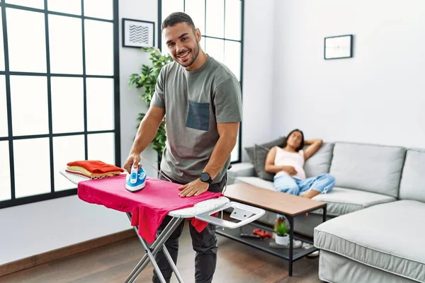 Latin Man Och Kvinna Par Strykning Kläder Medan Gravid Kvinna — Stockfoto