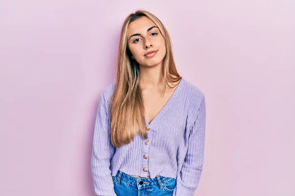 Mooie Latijns Amerikaanse Vrouw Draagt Casual Shirt Ontspannen Met Serieuze — Stockfoto