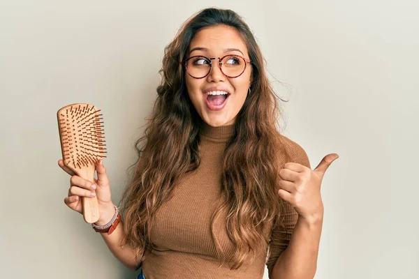 Jong Hispanic Meisje Houden Haar Kam Wijzen Duim Naar Zijkant — Stockfoto