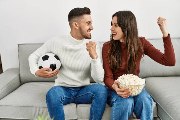 Young Hispanic Couple Watching Soccer Match Eating Porpcorn Home — Stock Photo, Image